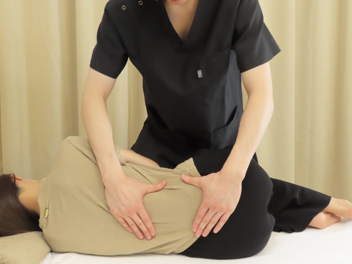 腰の痛みの評価・施術の様子